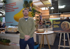 Yuri Blanken met de nieuwe Demeter-kaas van Ommelanden.