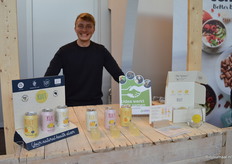 Dorian Lefèvre met de drankjes van Kult Kefir. "De proevers zijn enthousiast over onze verfrissende drankjes."