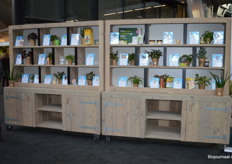 De kast vol genomineerde producten voor de verkiezing Bioproduct van het jaar.