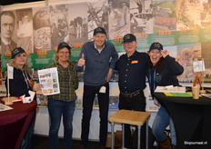 Thumbs up voor bijna 100 jaar BD-landbouw. Joke Doorschot, Tineke van den Berg, Bert van Ruitenbeek, René Heusschen en Rixt Derks.