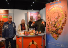 Bij Horizon Natuurvoeding was uitgebreid aandacht voor de nieuwe verpakkingslijn. De stazakken worden goed ontvangen. Op de foto: Jeroen en Alise Kramer, Frank de Bruijn en Klaas Hoving. "Mooi dat we het afgelopen jaar nieuwe notenpasta's en deze compleet nieuwe verpakkingslijn hebben kunnen ontwikkelen en introduceren", aldus Klaas.