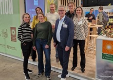 Team BioBorrel kwam bijeen tijdens de eerste beursdag. Van links naar rechts: José Scholtes (Planet PR & Communication), Esther Molenwijk (Studio Plantaardig/Dutch Harvest), Kim Huppertz (GreenSprout), Thomas van Hasselt (Tradin Organic), Jan Groen (Bionext & BioNederland/Green Organics), Eymert van Manen (Het Blauwe Huis) en Mathilde Meijers (Planet PR & Communication).