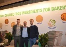 Joren (links) sloot ook aan voor een foto bij de 'ingrediëntenkant' van DO IT Organic, samen met Hans van essen en Koen Swart.