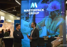 Tim de Winter (links) bij Masterpack Group in gesprek over het nieuwste product en bijbehorende machine, ontworpen om de houdbaarheid van producten te verlengen in flexibele kleinverpakking (van 10 tot 35 kilogram).