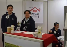 Bij Yamasa: Kosuke Hosowaka en Satoshi Yoshikawa, gespecaliseerd in biologische sauzen.