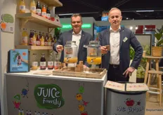 Flevosap stond met het bio-merk Juice Family op de beurs. Wyno Vermeulen en Alex Poortinga.
