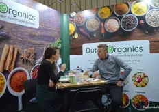 Barbara Cesnjevan van Dutch Organics in gesprek met Remco Homan van DBR Foods. Dutch Organics stond voor het eerst op de Biofach. Barbara: "De kwaliteit van de bezoekers is heel goed."