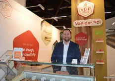 Het debuterende bedrijf Van der Pol viel letterlijk in de smaak. Zij hadden biologische cookie dough om van te proeven. Achter de koeling staat Paul Huys.