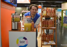 Daan Harterink met het nieuwste drankje van Soof Drinks, een biologische siroop: ginger, pepper, lemon & apple. "Deze stap naar biologisch opent nieuwe deuren voor ons.