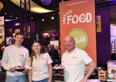 Captain Food met Dirk Wijers, Lienke van Hoek en Baudewijn van HoekZe hebben een vegan bitterbal ontwikkeld op basis van Veldbonen en tarwe