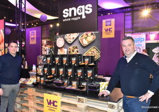 Florus Zwartbol en Sjors Koster van Snaqs met hun sjieke zwarte emmer voor de horeca