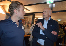 Thomas van Hasselt (Tradin Organic en BioBorrel) praat voorafgaand aan het programma in de zaal bij met Bert van Ruitenbeek van Stichting Demeter.