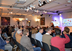 Relatief veel handen de lucht in bij de vraag wie er voor het eerst bij de BioBorrel aanwezig is.