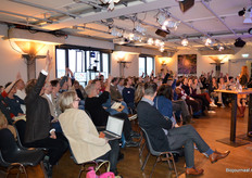 Hier vroeg Esther het publiek wie er zelf dagelijks meer dan 80% biologisch consumeert.