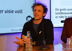 Daarna schoof ook Thomas Oudman aan, hij is bioloog en schrijft voor De Correspondent over voedsel. In 2023 publiceerde hij het boek 'Uit de shit - Een pleidooi voor meer boeren en minder vee'. Voor de Correspondent analyseerde hij eind vorig jaar waarom het landbouwakkoord is geklapt: "Zonder visie valt er niks te polderen." 