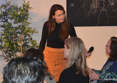 Sarah Stattman gaf namens het Ministerie van Landbouw, Natuur en Voedselkwaliteit een reactie. Zij gaf aan dat er op dit moment heel veel aan het veranderen is, met het Actieplan dat gepresenteerd is. Er wordt nu flink ingezet op de marktontwikkeling van biologisch en het bevorderen van de afzet. Volgens haar zijn er wel wat nuances aan te brengen rond de besproken cijfers.