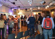 Napraten na afloop van de interviews en de paneldiscussie.