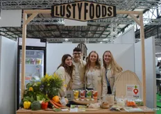 Derde van links is Lilou Cajot, oprichter van LustyFoods. Zij heeft vijf verse biologische sauzen op basis van groenten en hennepzaad ontwikkeld. 