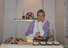 Ana Donne van Analove, alle producten hebben een basis van gedroogd fruit, noten en kruiden. Onder meer verkrijgbaar bij Bio-Planet en de snackrepen liggen onder meer bij kaasspeciaalzaken. 
