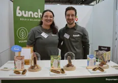 Bunch is een raw bar op basis van dadels, nootjes en chocolade (70% cacao). Op de foto: Julia Lok en Kevin Kurylak. 
