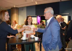 Deborah Winkel en Puck Simons van Questionmark begroeten Jan Groen (Green Organics, Bionext en BioNederland). 