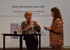 Na de presentatie van Gustaaf ging de dagvoorzitter in gesprek over de visie van het ministerie van LNV. Ze hield een interview met Inge Lardinois, MT-lid Klimaat en Bio. Inge vertelde onder meer over de consumentencampagne die er aan zit te komen. 