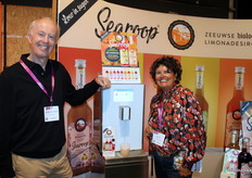 Wouter Nolen en Margot Verhaagen van Searoop bij de nieuwe postmix.