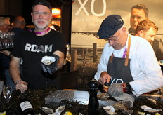 Bas Koeijer van Roem van Yerseke met hun oesters.