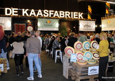 Een drukke bedoeling bij De Kaasfabriek. Rechts op de voorgrond de bio-kaaslijn Achterhooks Dearntjen. 