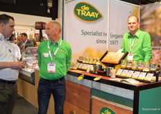 Eric van Gool en Dennis van Teylingen bij imkerij de Traay.