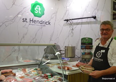 Henk van Oers stond met St. Hendrick stond net als vorig jaar pal naast de ingang van de eerste hal.