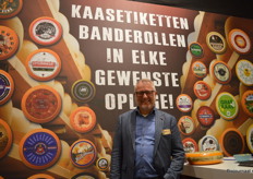 Michiel van Wondergem bij Euroflex tussen een biodynamisch en biologisch kaasetiket (voor Aurora kaas en Hooidammer). 