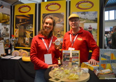 Vlielander Kaasbunder presenteerde de nieuwe biologische witschimmelkaas. Op de foto Margriet de Vries en Nils Koster.