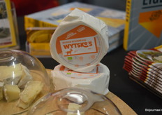 Wytske’s biologische witschimmelkaas van dichtbij. Nils: “We merken dat er groei zit in de geitenkaasmarkt”, aldus Nils.