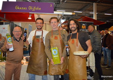 Bij Gkazas olijfolie: Peter Tillemans, Floris Reurts, Andy Looie en Ynus Tuzkapan. Floris: “Onze olijfolie ligt in Nederland al in 2000 winkels.”