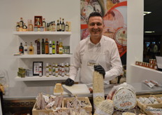 Allesandro bij Naturalia. Dit keer weinig ‘bio-blaadjes’ in de stand. Achter hem zie je een biologische olijfolie staan.