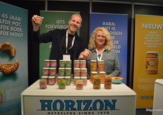 Klaas Hoving en Margareth Bos presenteerden de nieuwste telg in de Horizon-familie: pijnboompittenpasta.