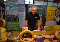 Dorus van Loon, de enige biologische boer van de club, staat kaas te snijden bij Brabants Duingoed Kaas.