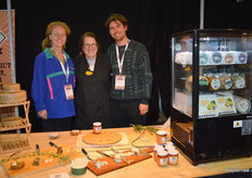 Voor het eerst op deze beurs: Fervena. Sascha Kersten, Venetka Agayn en Willem Kalkman lieten proeven van de plantaardige kazen. Venetka: “Steeds meer cateraars en winkeliers vinden vegan interessant.”