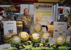 Ard van Gaalen met de biologische kazen van BioStee.