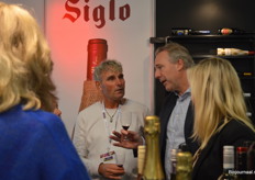 (Rechts) Stephan Rijnaarts van Wijnimport Jos Rijnaarts.