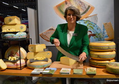 Marja Bastiaansen snijdt bij Vandersterre een stuk van de gloednieuwe Demeter 12 kilo kaas in de leeftijden Jong, Jong Belegen en Pikant. “Hiermee kunnen we alle Demetermelk echt tot waarde brengen.”