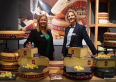 Achter de kazen van Heerlijkheid Mariënwaerdt: Maddy van Wijk en Roos van Hal.