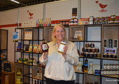 Geraldine van den Heuvel met de enige bio-producten van Brauer Food (Ahornsiroop en Fond).