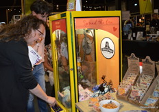 Ook Biojournaal-redacteur Lenneke Pors-Schot mocht de grijpmachine even uittesten.