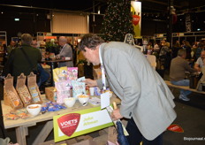 Kees Boender van Your Well bekijkt de popcorn Seasalt.