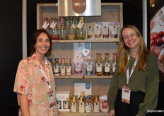 Nadine Schothorst en Milou Wieringh vertellen dat steeds meer producten van Pineut biologisch zijn.