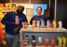 Tyson Mutabazi en Victoria Leroy met voor hen de biologische ontbijtmixen van I Just Love Breakfast. De variant met cashew banana is het populairst.