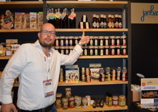 Antoine Bergeijk met de biologische jams van JanBax. 