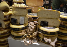 Bij hen zijn onder meer de biologische kazen van De Mèkkerstee verkrijgbaar.